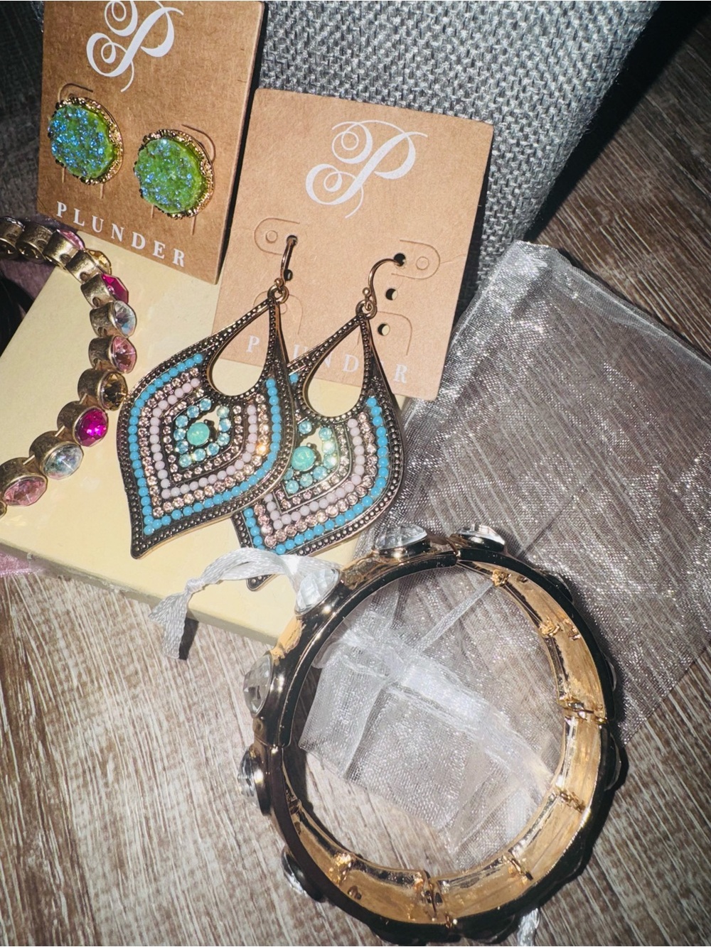 Plunder Bundle Earrings and Bracelet Set - Picture 4 of 5